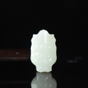 籽料和田白玉兽面吊坠