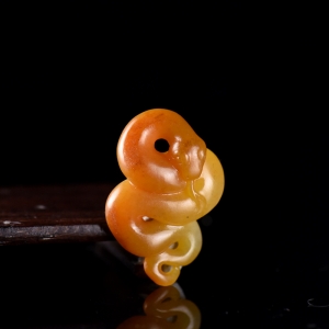 籽料和田玉黄沁巳蛇吊坠