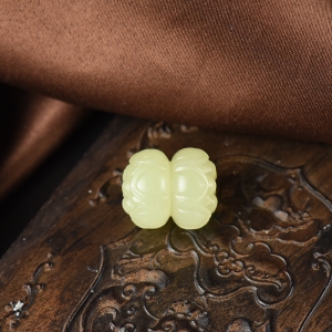 山料和田黄玉并蒂莲吊坠