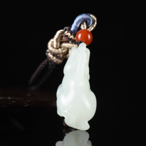 籽料和田白玉马吊坠