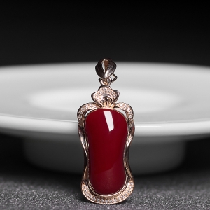 18K阿卡牛血红珊瑚随形吊坠