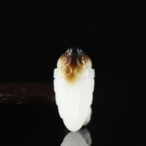 俏色籽料和田玉守护吊坠