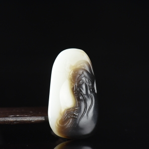 俏色山料和田白玉关公吊坠