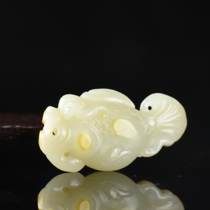 俏色籽料和田白玉鱼化龙吊坠