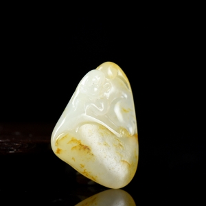 籽料和田玉猴子吊坠