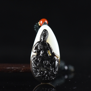 俏色山料和田玉观音吊坠