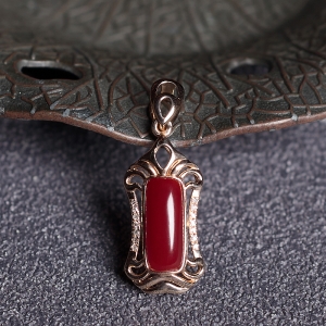 18K阿卡牛血红珊瑚方形吊坠