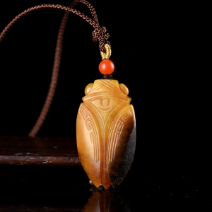 籽料和田玉黄沁一鸣惊人吊坠