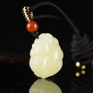 山料和田黄玉福猪吊坠