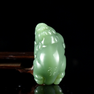 山料和田碧玉粉绿貔貅吊坠