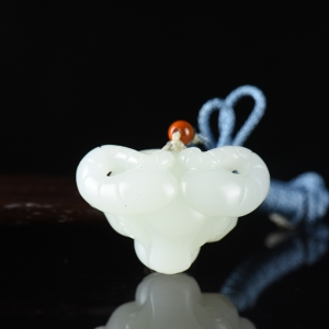 山流水和田白玉牛吊坠