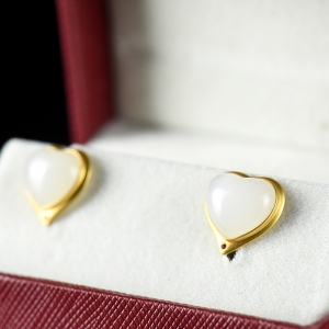 18K籽料和田白玉爱心耳钉