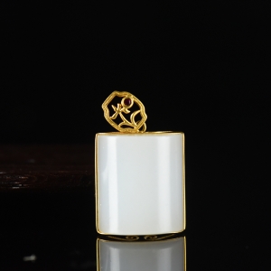 18K籽料和田白玉无事牌吊坠