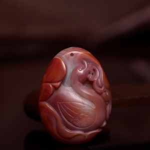 红白料南红天鹅吊坠