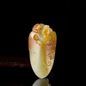 籽料和田玉螭龙吊坠