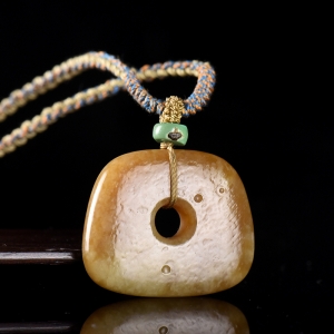 山料和田糖玉藏扣吊坠