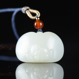 山流水料和田白玉荷花锁吊坠