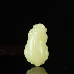 山料和田黄玉貔貅吊坠