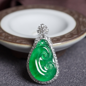18K冰种翠绿翡翠如意吊坠