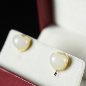 18K籽料和田白玉爱心耳钉