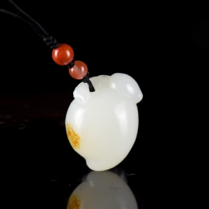 籽料和田白玉桃子吊坠