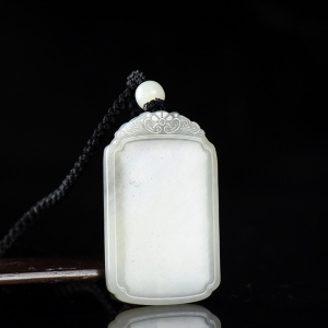 籽料和田玉青花无事牌吊坠