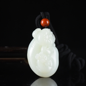 籽料和田白玉福猪吊坠