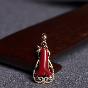 18K阿卡牛血红珊瑚随形吊坠
