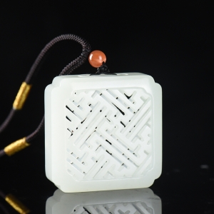 籽料和田白玉香囊吊坠