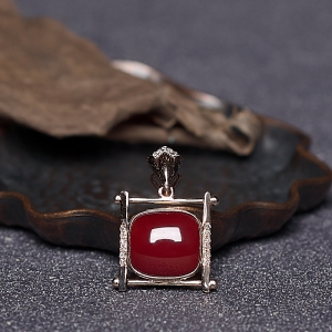 18K阿卡牛血红珊瑚方形吊坠