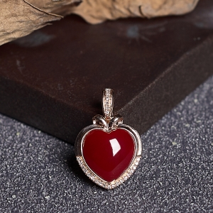 18K阿卡牛血红珊瑚心形吊坠