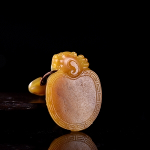 籽料和田玉黄沁龙龟吊坠