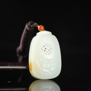 籽料和田白玉牡丹香囊吊坠