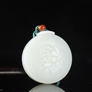 籽料和田白玉荷花香囊吊坠