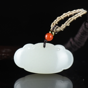 山料和田白玉平安锁吊坠