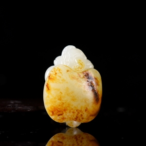 籽料和田白玉龙龟吊坠