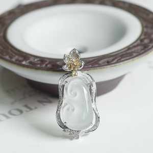 18K冰种飘花翡翠如意吊坠