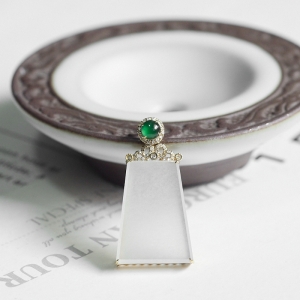 18K冰种翡翠无事牌吊坠