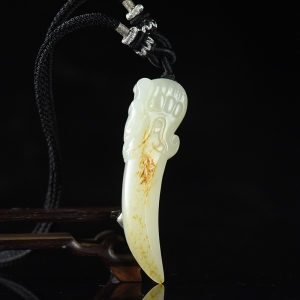 籽料和田白玉龙牙吊坠