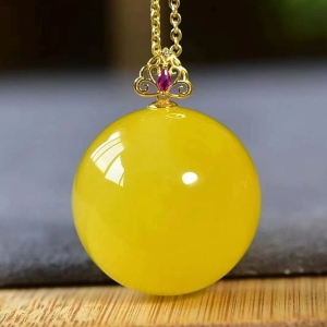 18K鸡油黄蜜蜡圆珠吊坠