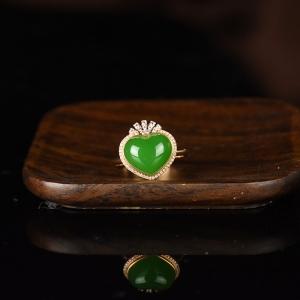 18K山料和田碧玉爱心戒指