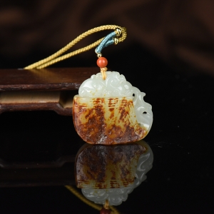 籽料和田白玉府上有龙吊坠