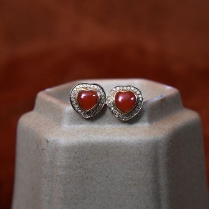 18K阿卡牛血红珊瑚心形耳钉