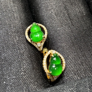 18k冰种翠绿翡翠葫芦耳扣