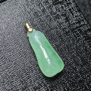 18k糯冰种果绿翡翠福瓜吊坠