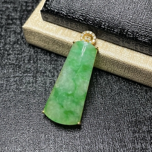 18k糯冰种飘翠翡翠无事牌吊坠