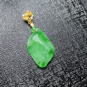 18k糯冰种飘翠翡翠福瓜吊坠