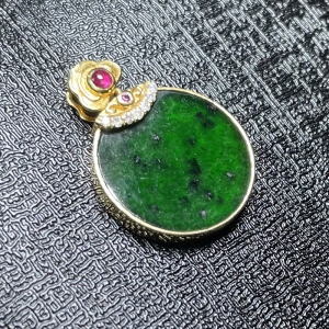 18k糯冰种翠绿翡翠无事牌吊坠