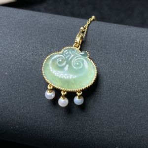 18k冰种飘花翡翠如意吊坠