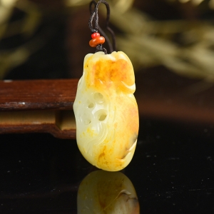 籽料和田白玉时来运转吊坠